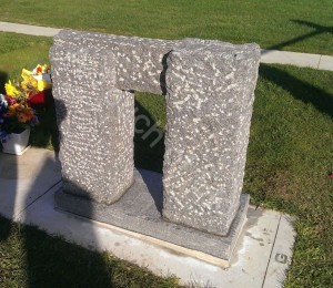 headstone-burden-of-Maui-02 Headstone Burden of Maui